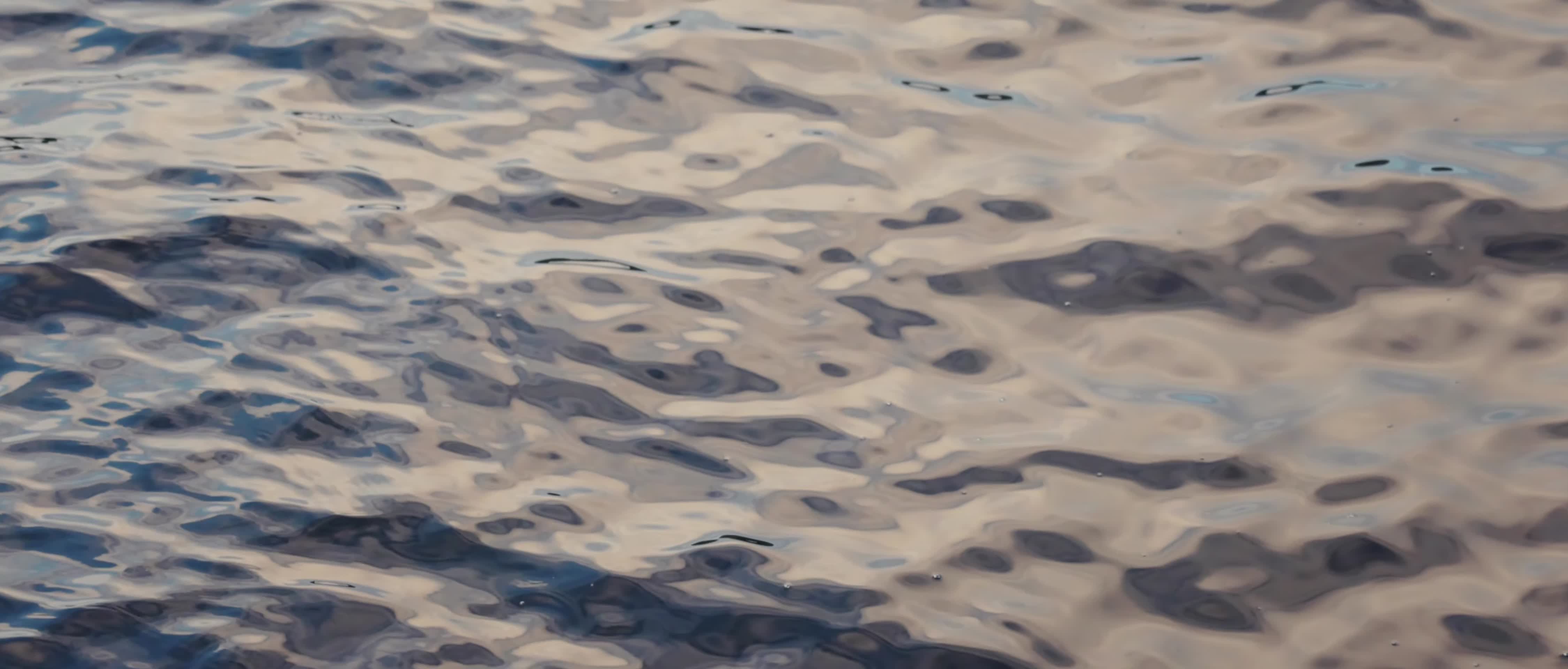 水面反光波光粼粼升格慢镜头视频的预览图