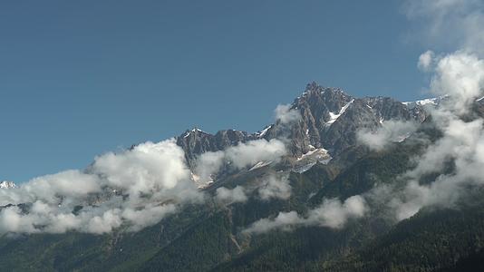 山峰雪山高耸入云唯美风景视频的预览图