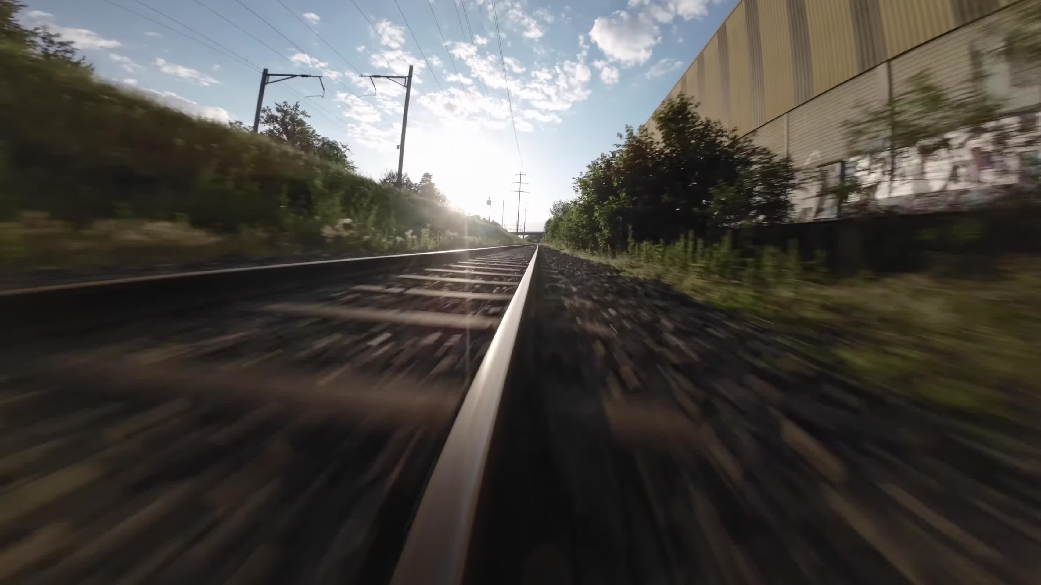 穿越机飞跃火车铁轨轨道视频的预览图