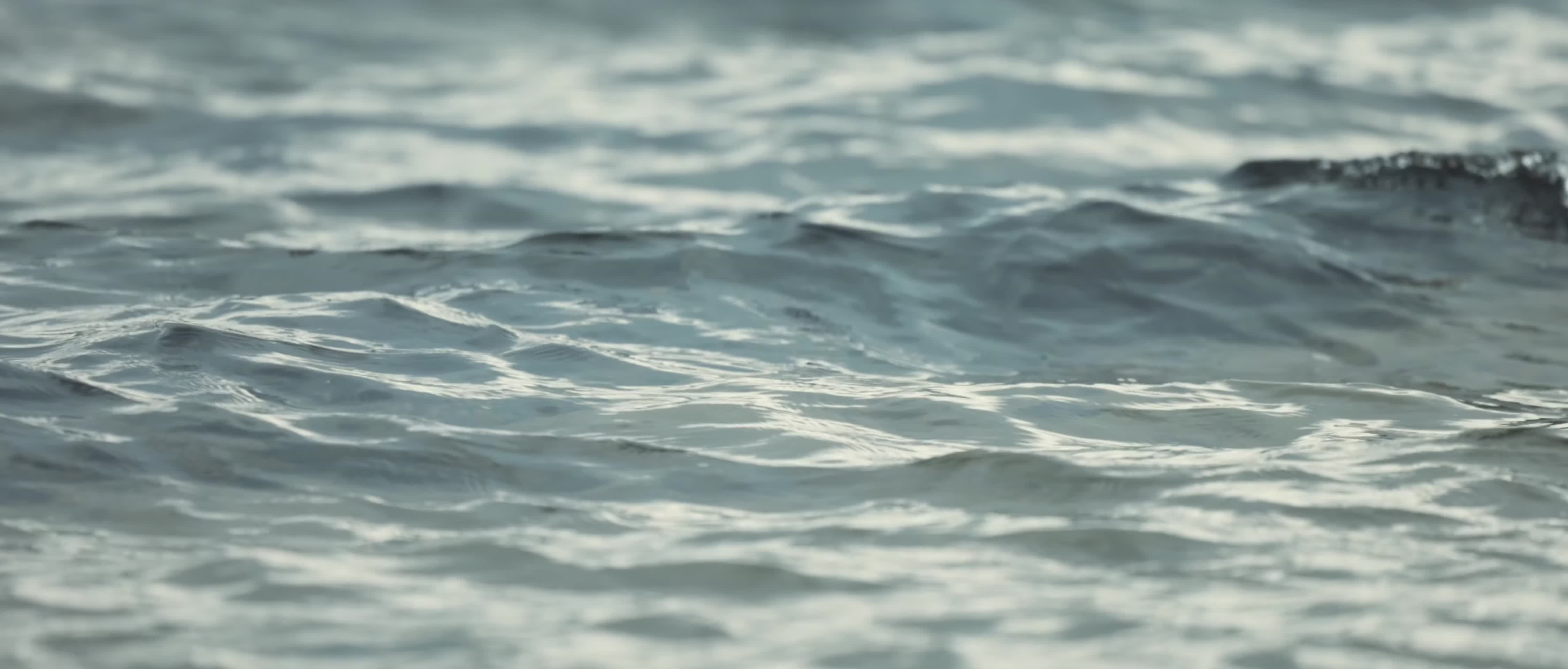 湖面水波浪花升格慢镜头视频的预览图