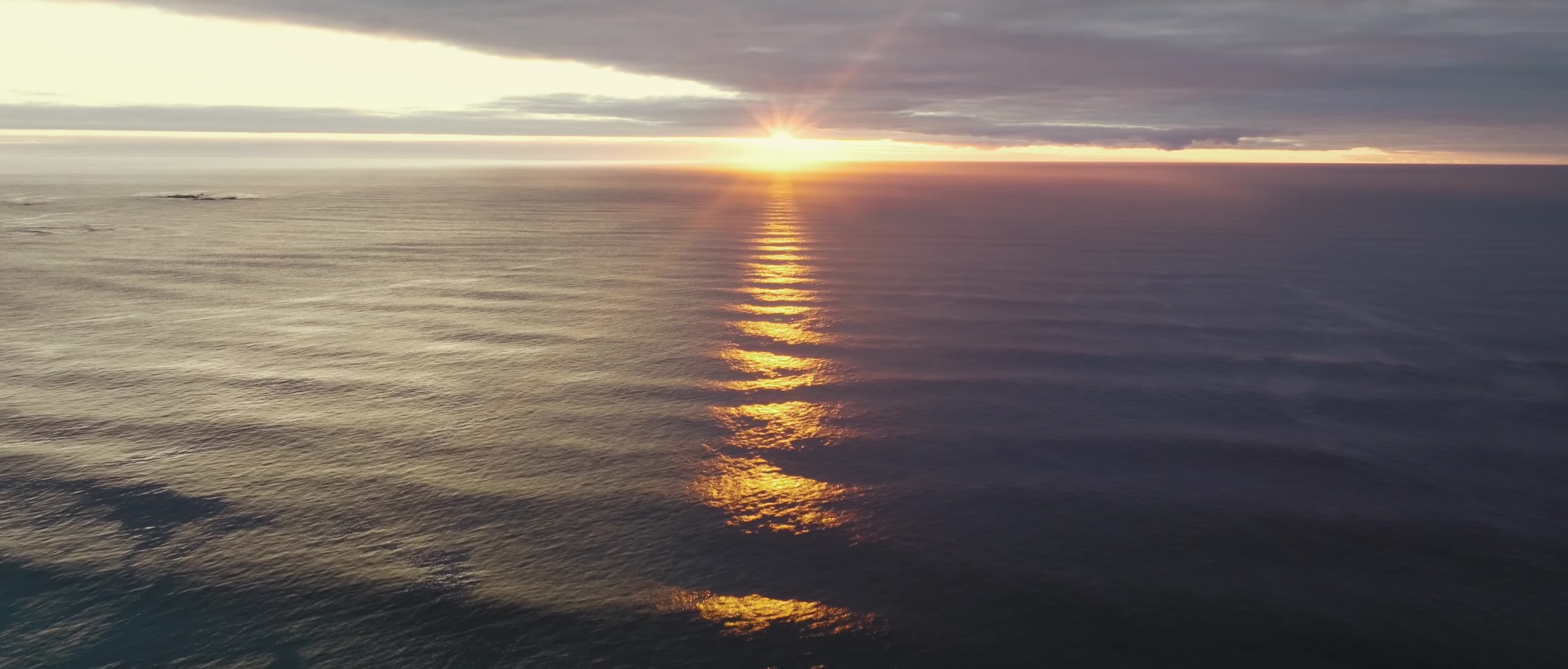 唯美湖面夕阳落日影视级视觉视频的预览图