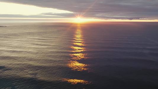 唯美湖面夕阳落日影视级视觉视频的预览图