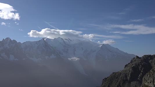 雪山山峰高耸入云唯美风景视频的预览图