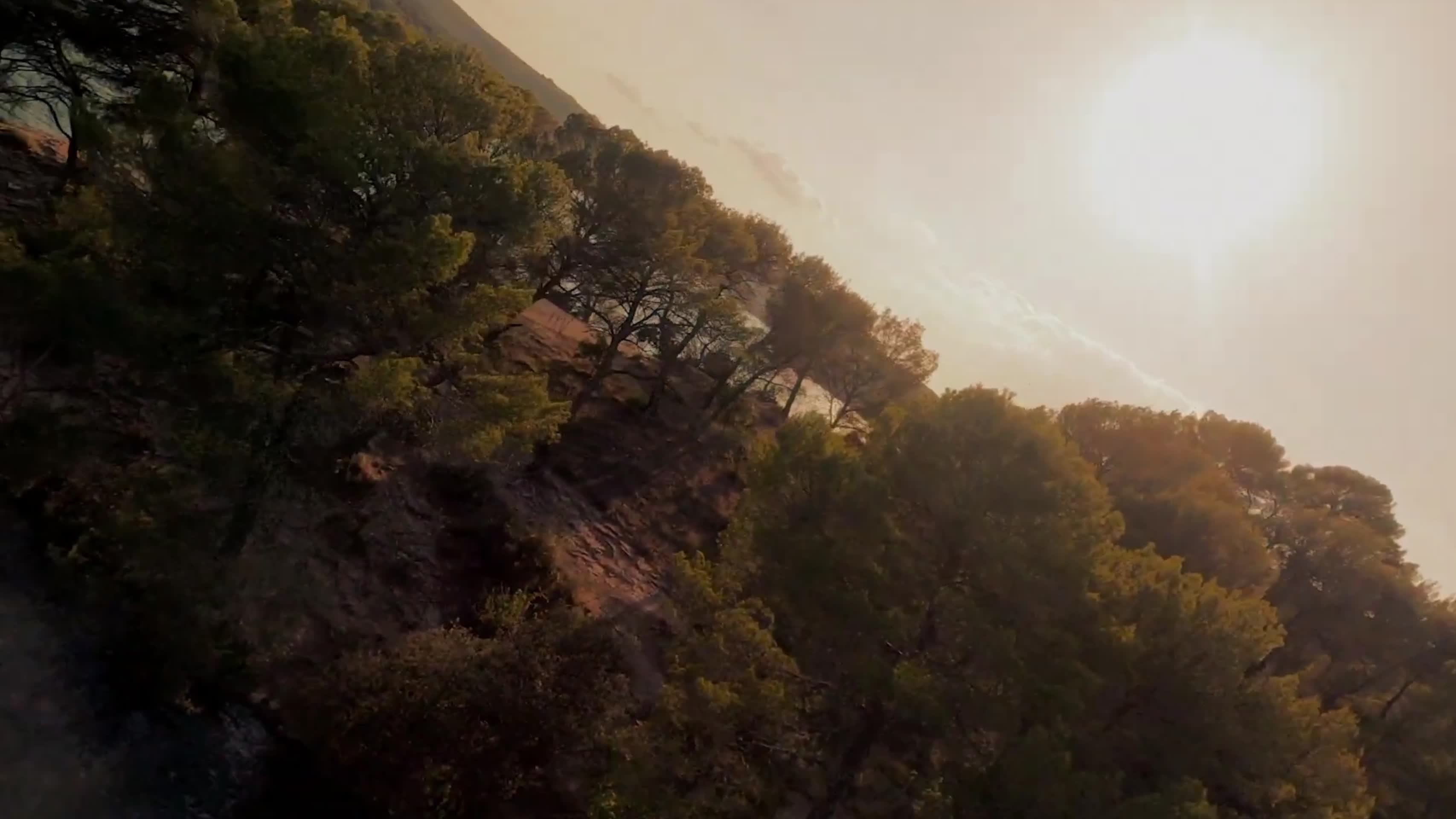 傍晚夕阳穿越机飞跃高山峡谷湖泊视频的预览图