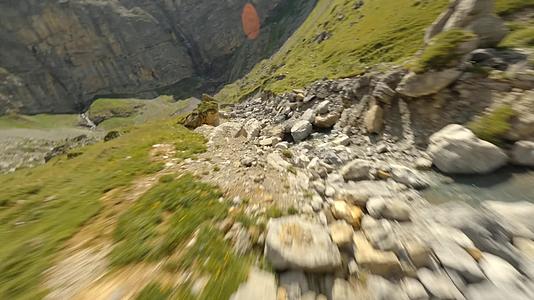 穿越机飞跃高山峡谷视频的预览图