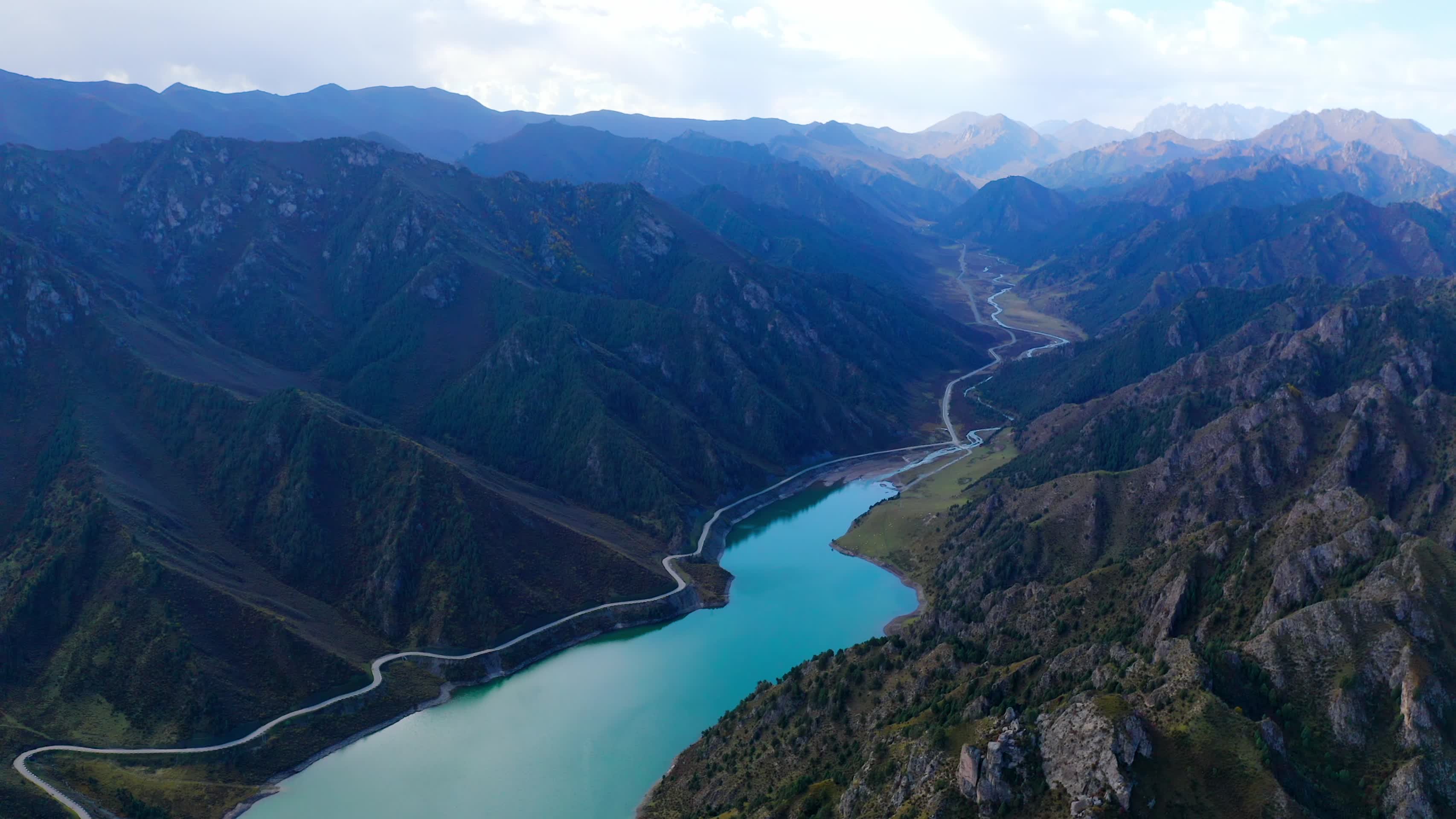 甘肃武威天祝县石门水库4K航拍视频的预览图
