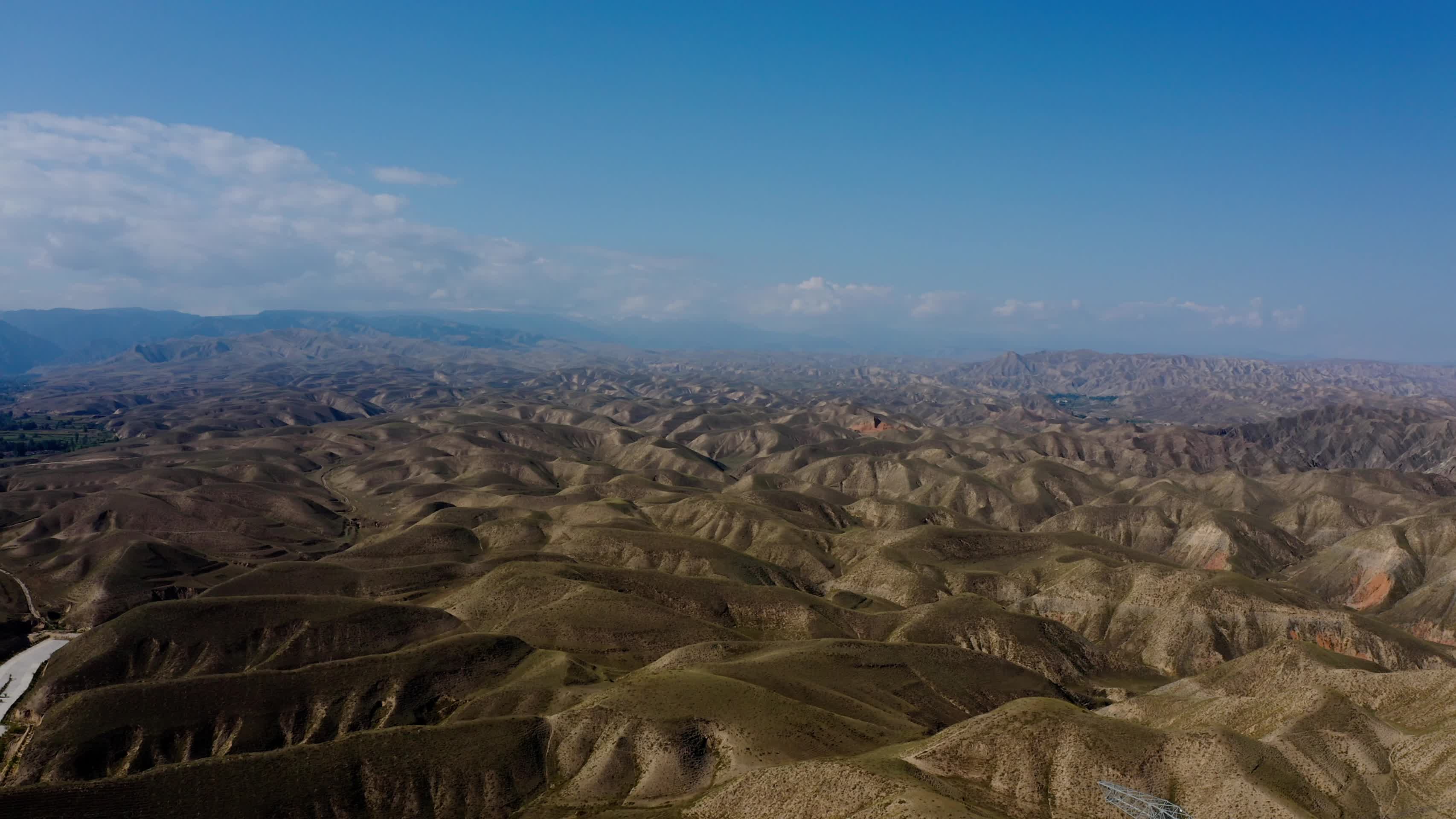 西北荒漠丘陵地表景观视频的预览图