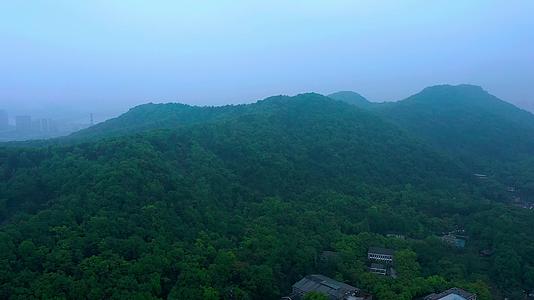 晨雾弥漫的西湖景区山川风景航拍视频的预览图