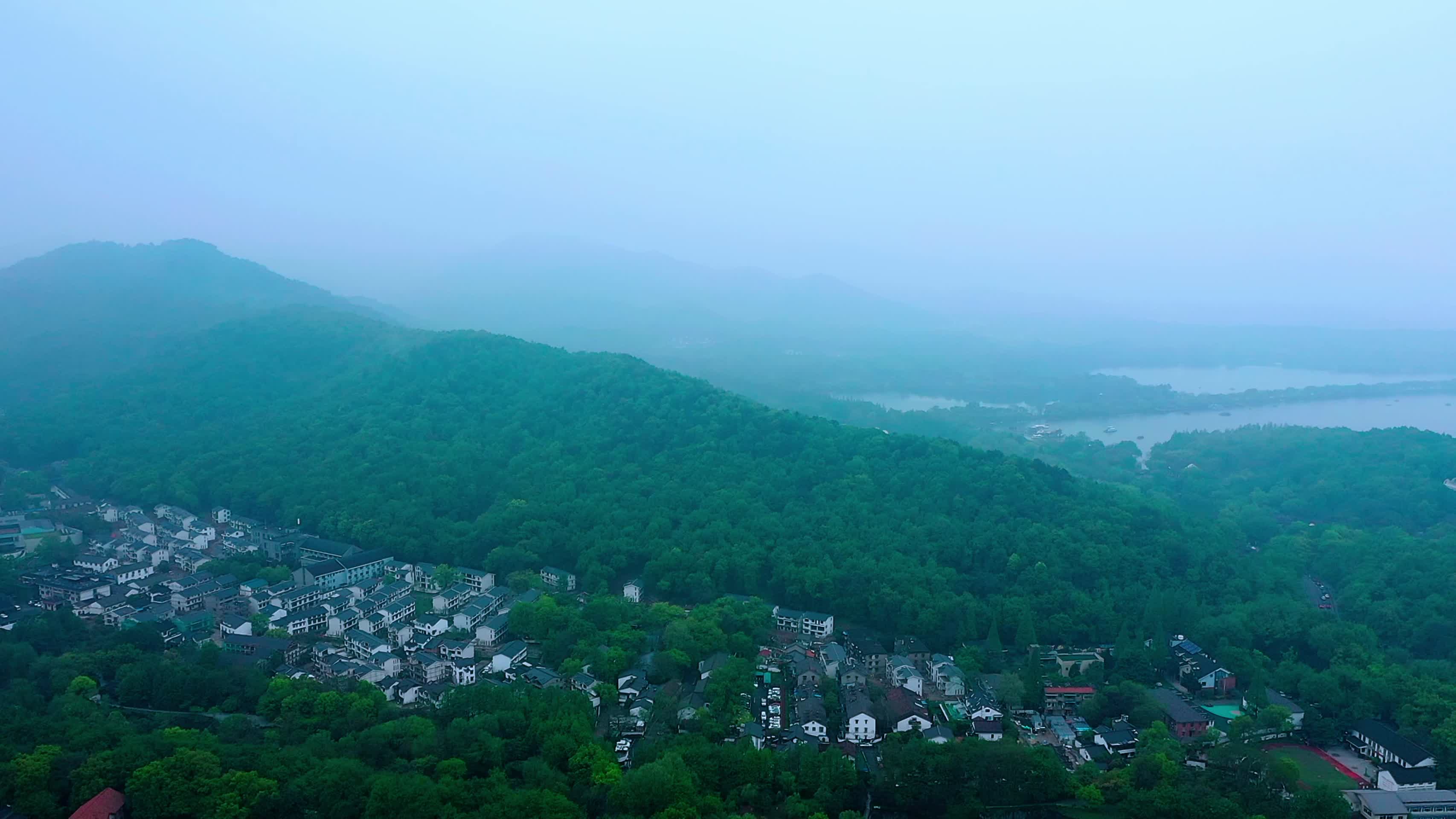 晨雾弥漫的西湖景区航拍视频的预览图