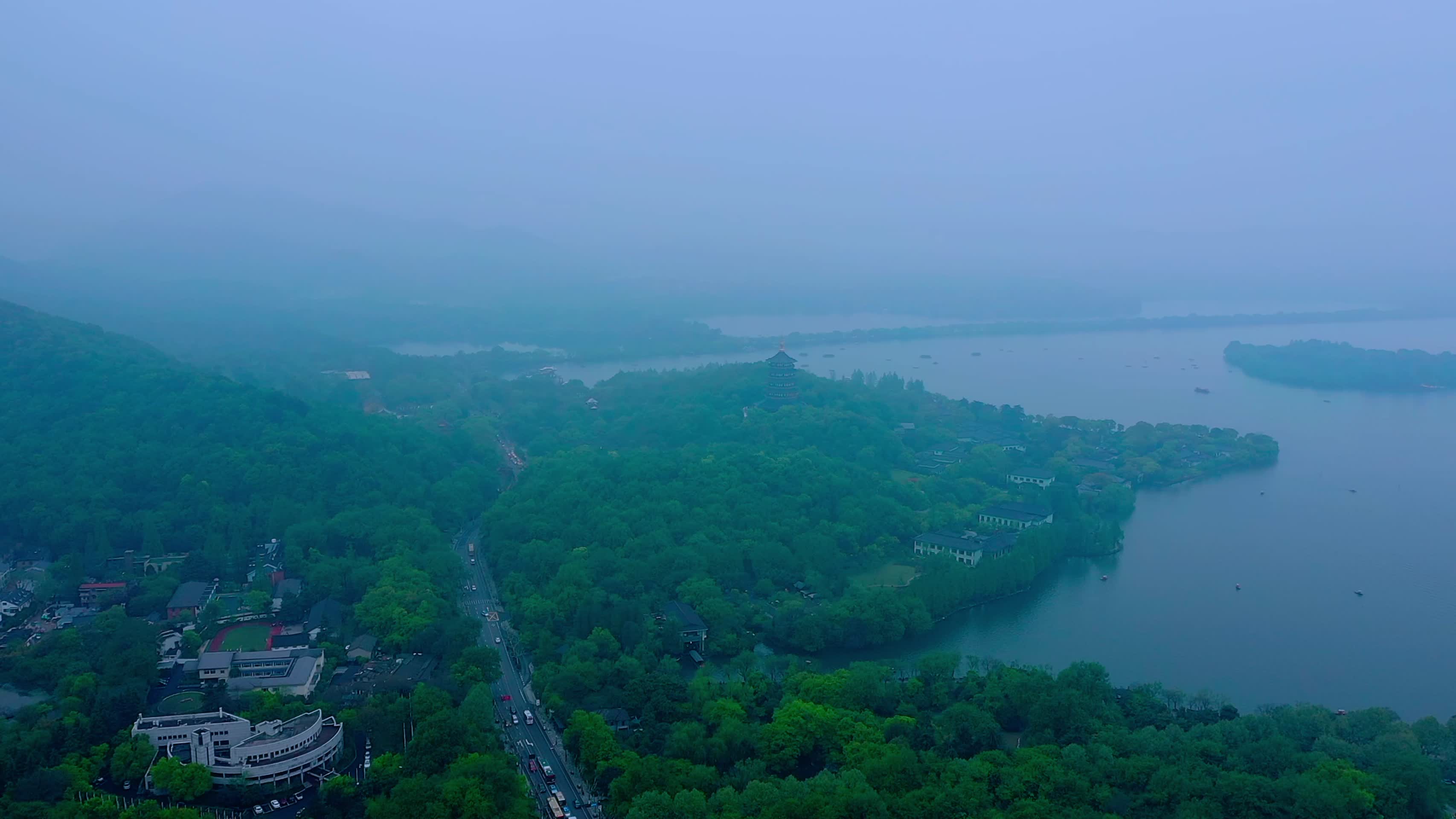 晨雾弥漫的西湖景区视频的预览图