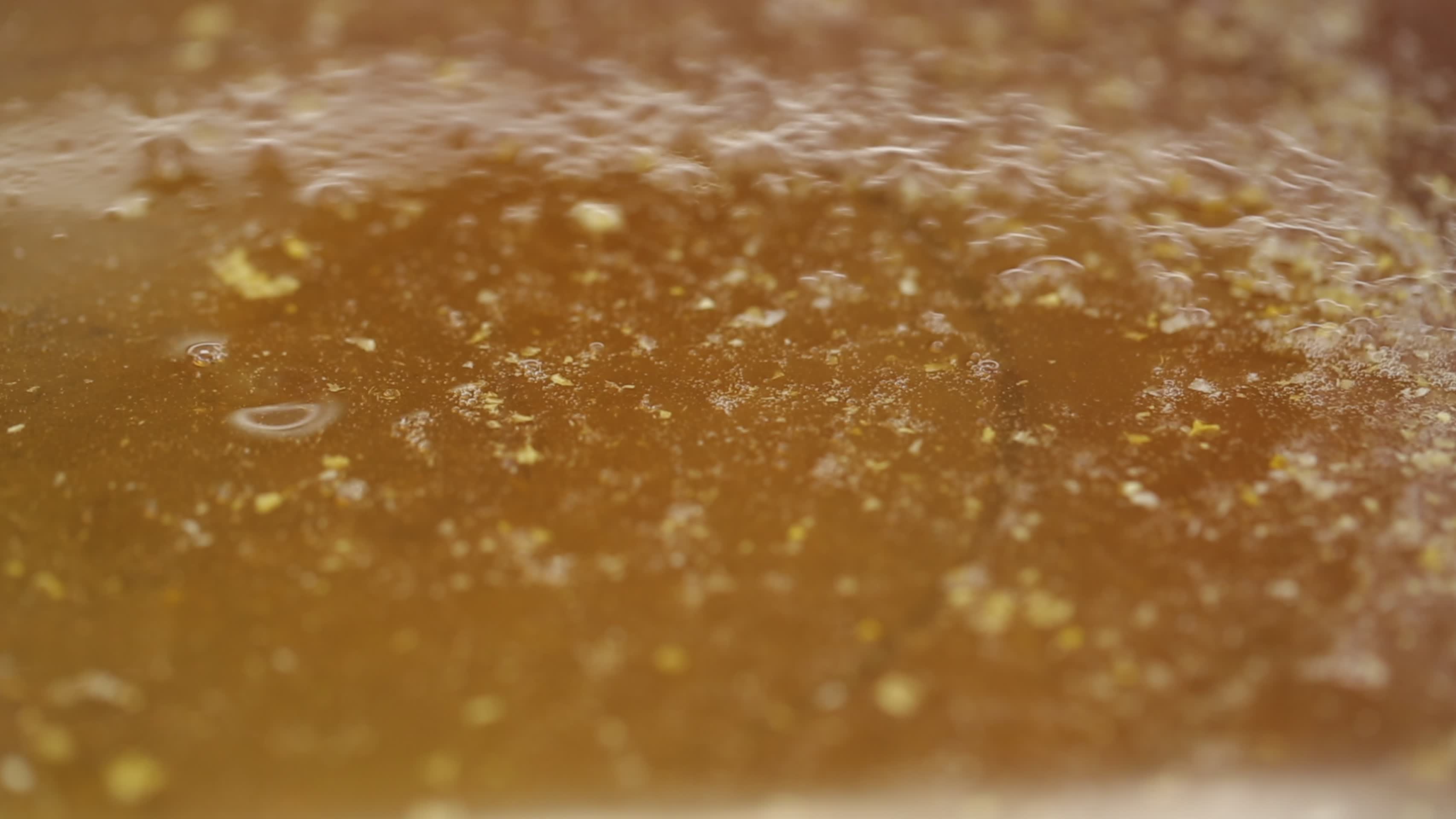 新鲜蜂蜜过滤流动特写视频的预览图