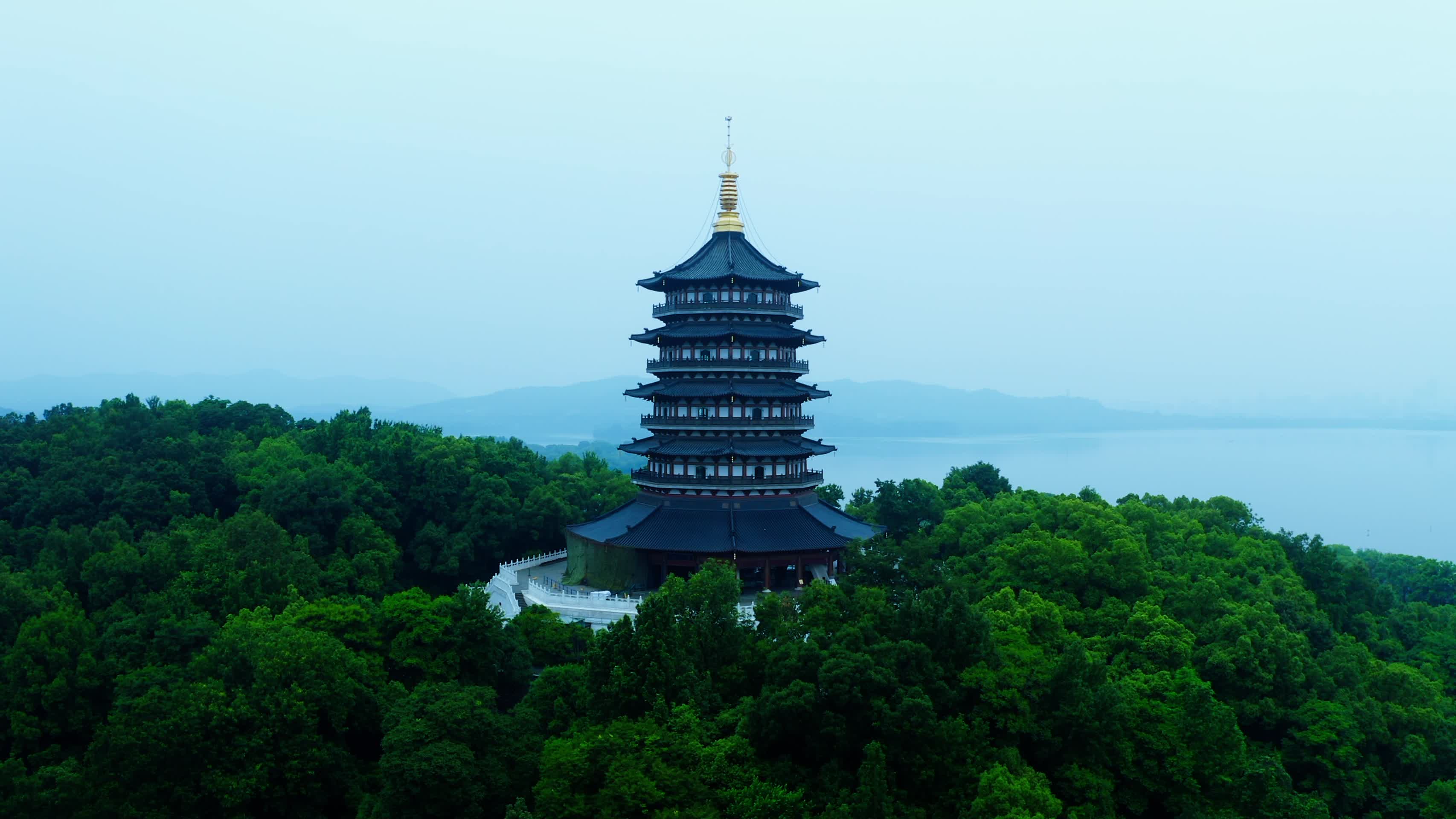 晨雾中的杭州西湖近景视频的预览图