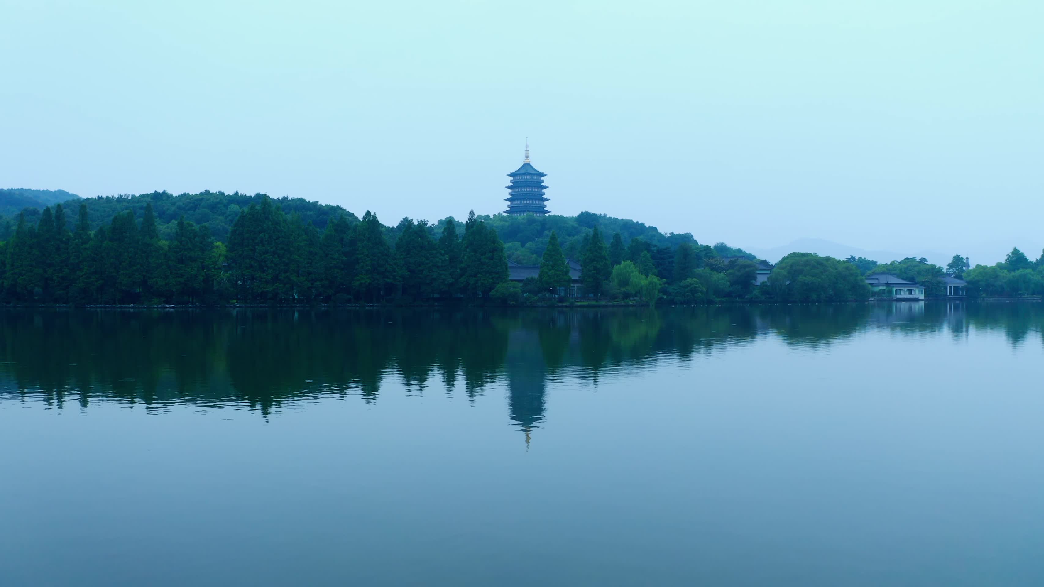 晨雾中的杭州西湖远景视频的预览图