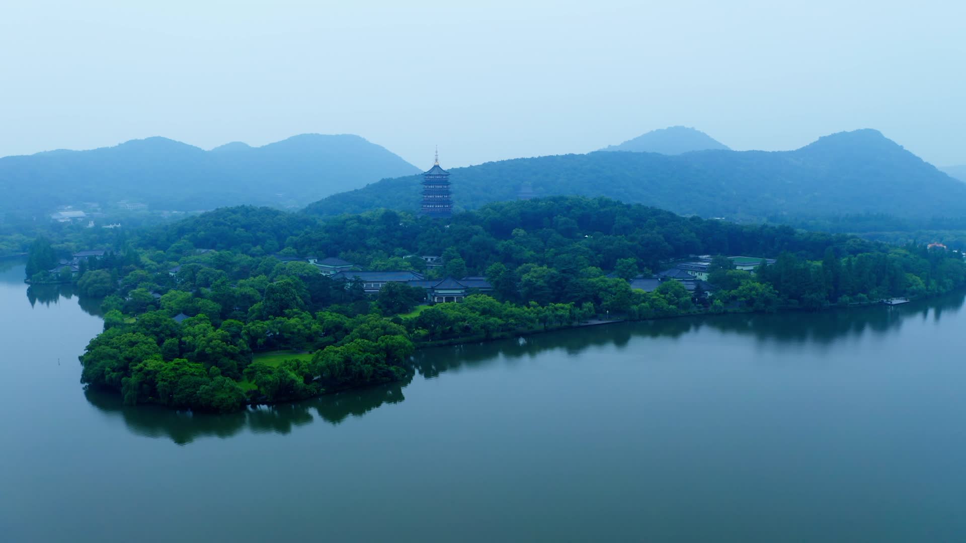 晨雾中的杭州西湖视频的预览图