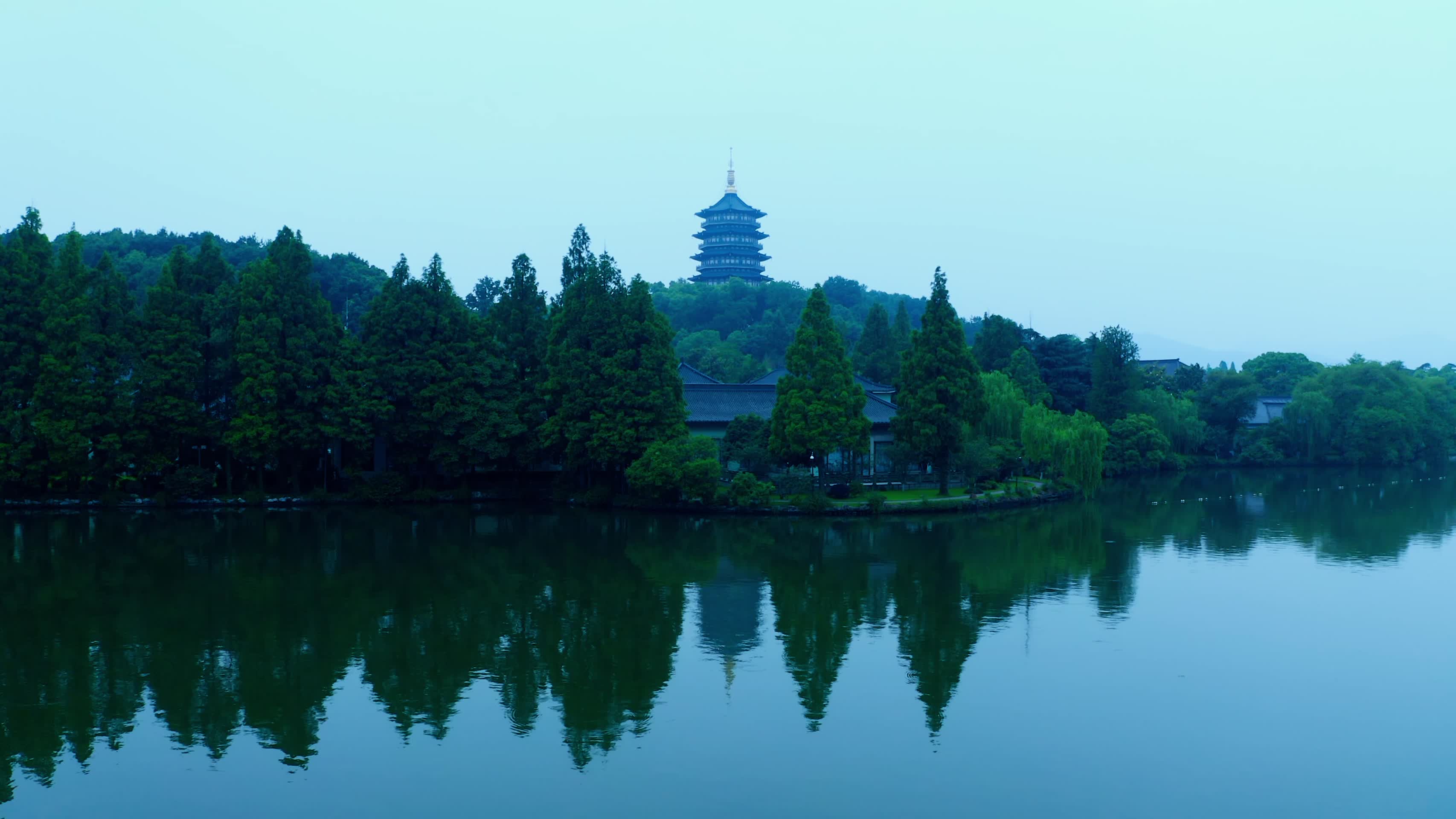 晨雾中的杭州西湖视频的预览图
