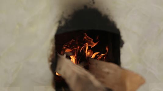 农家土灶火炉木柴烧火视频的预览图