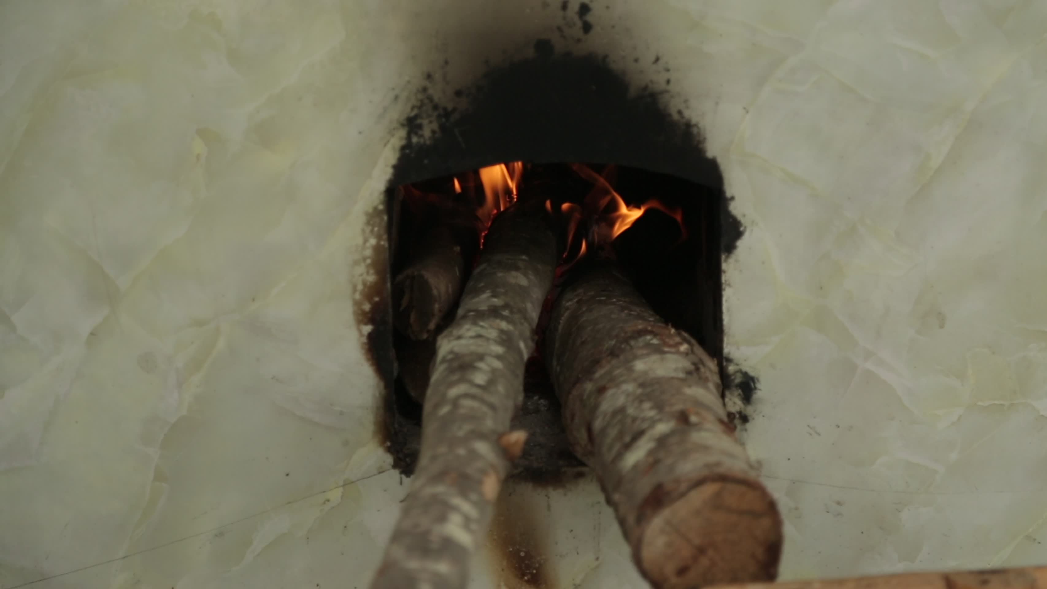 农家土灶火炉木柴烧火视频的预览图