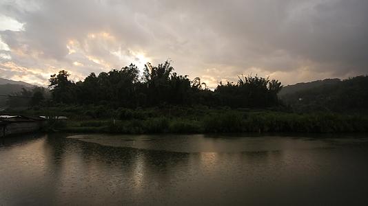 乡村傍晚夕阳森林湖面波光粼粼视频的预览图