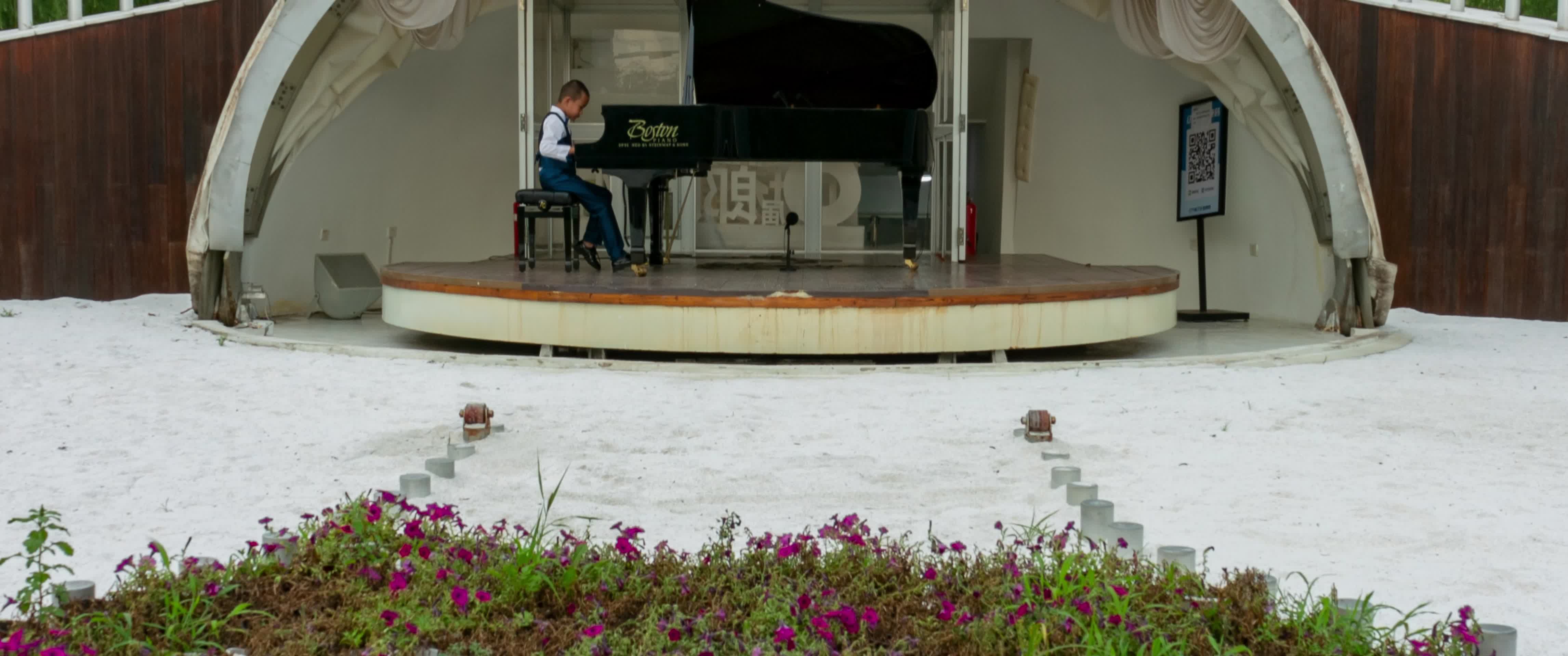 城市绿地朗朗钢琴广场儿童演奏表演视频的预览图