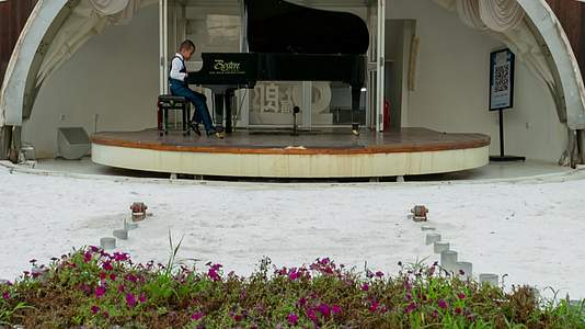城市绿地朗朗钢琴广场儿童演奏表演视频的预览图