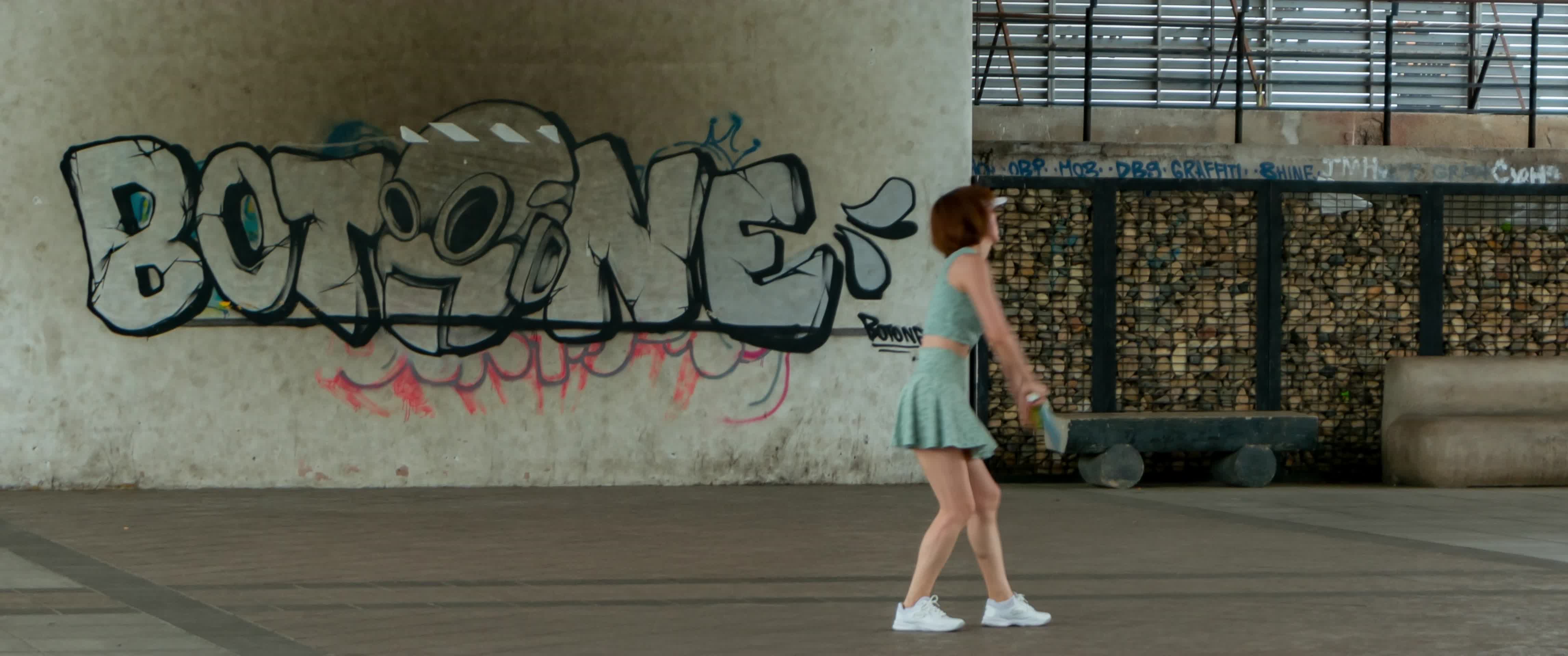 公园大桥下打壁球网球的女人视频的预览图