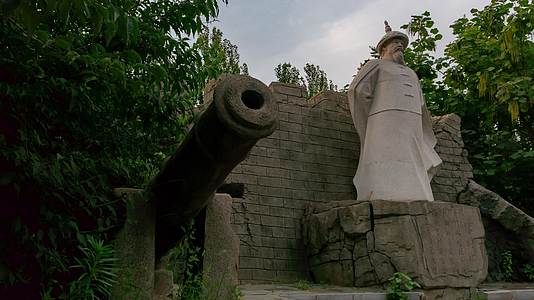 公园雕像林则徐刘志丹邱少云视频的预览图