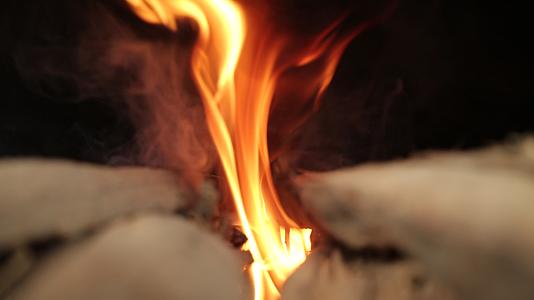 农家炉灶土灶柴火烧火视频的预览图