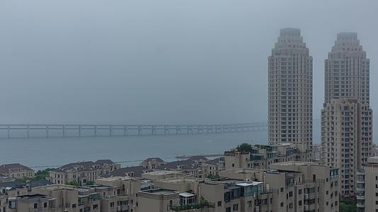 大连星海湾大桥雨雾夜景视频的预览图