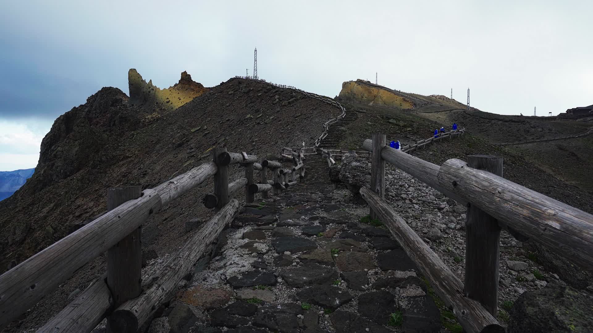 火山口上的栈道视频的预览图