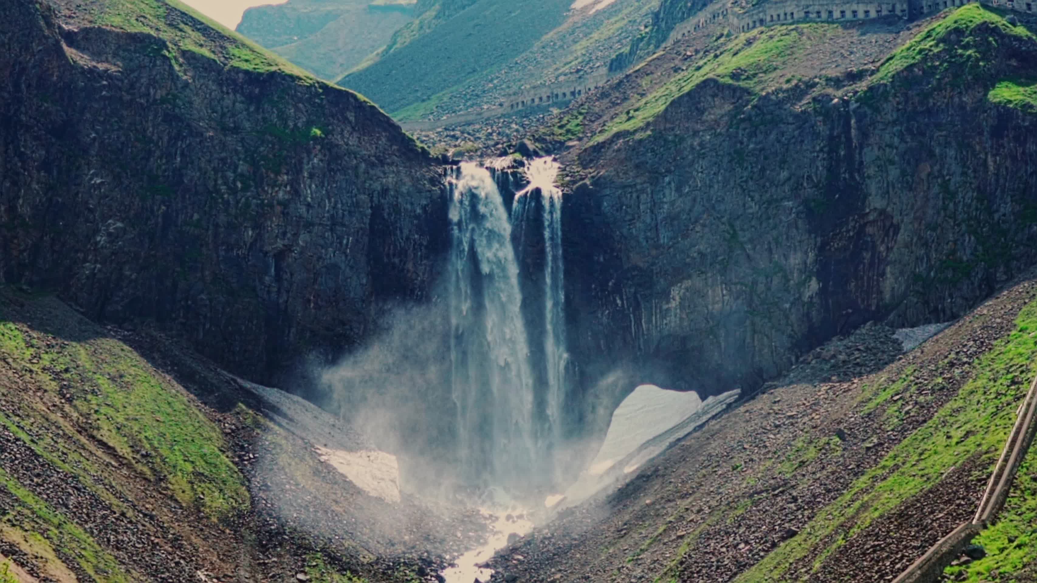 壮观的火山瀑布视频的预览图