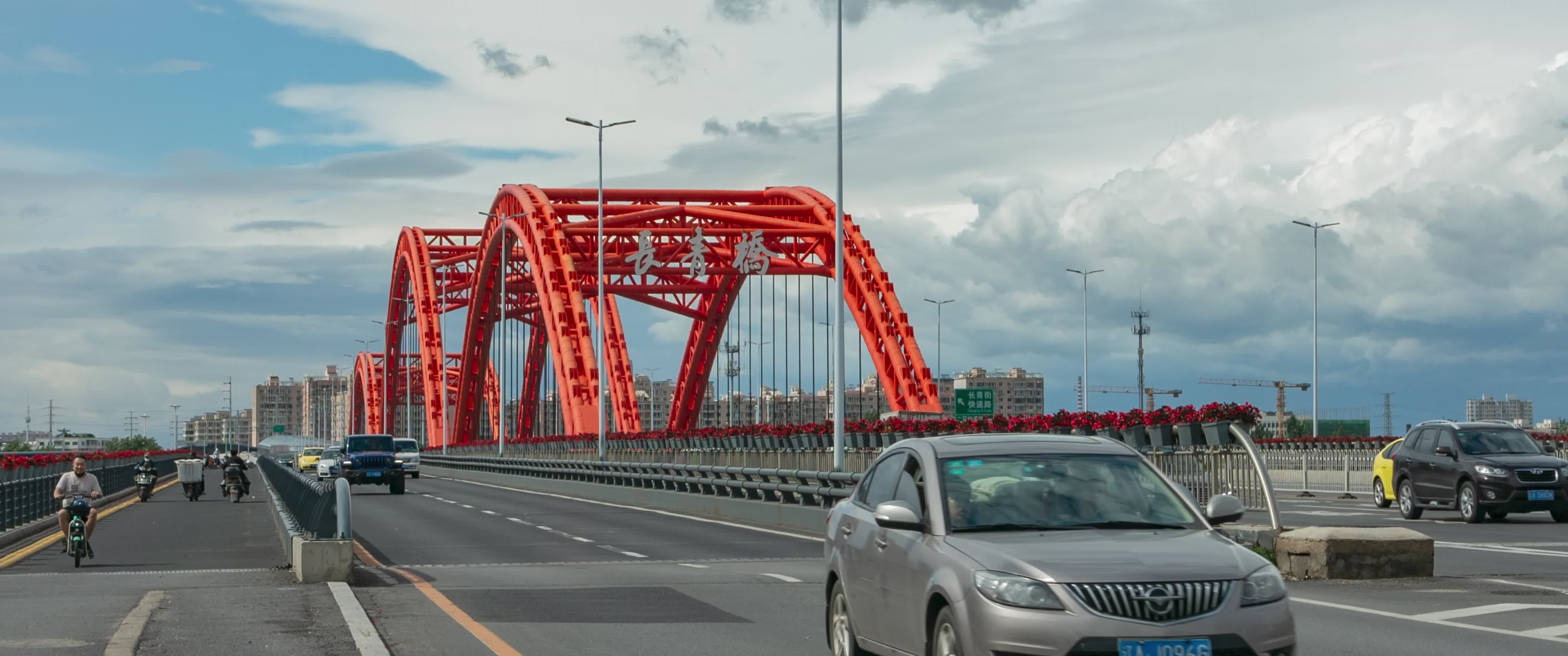 长青大桥路面车流视频的预览图