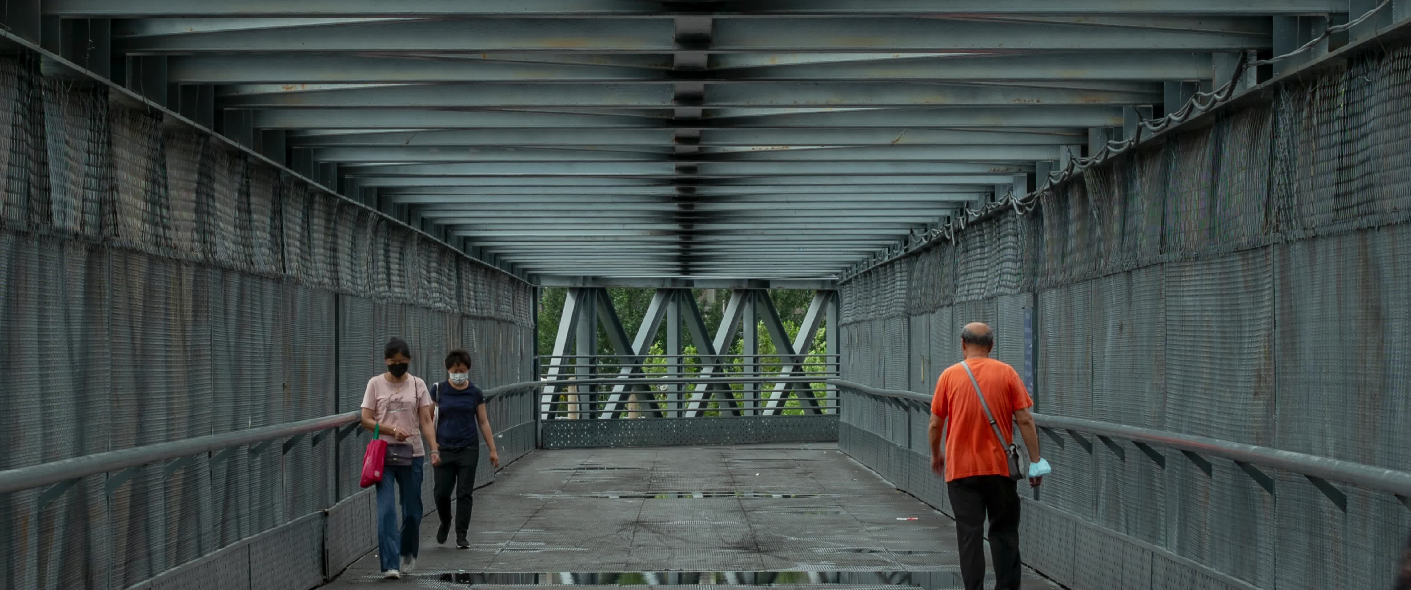 铁道天桥路过的人们视频的预览图