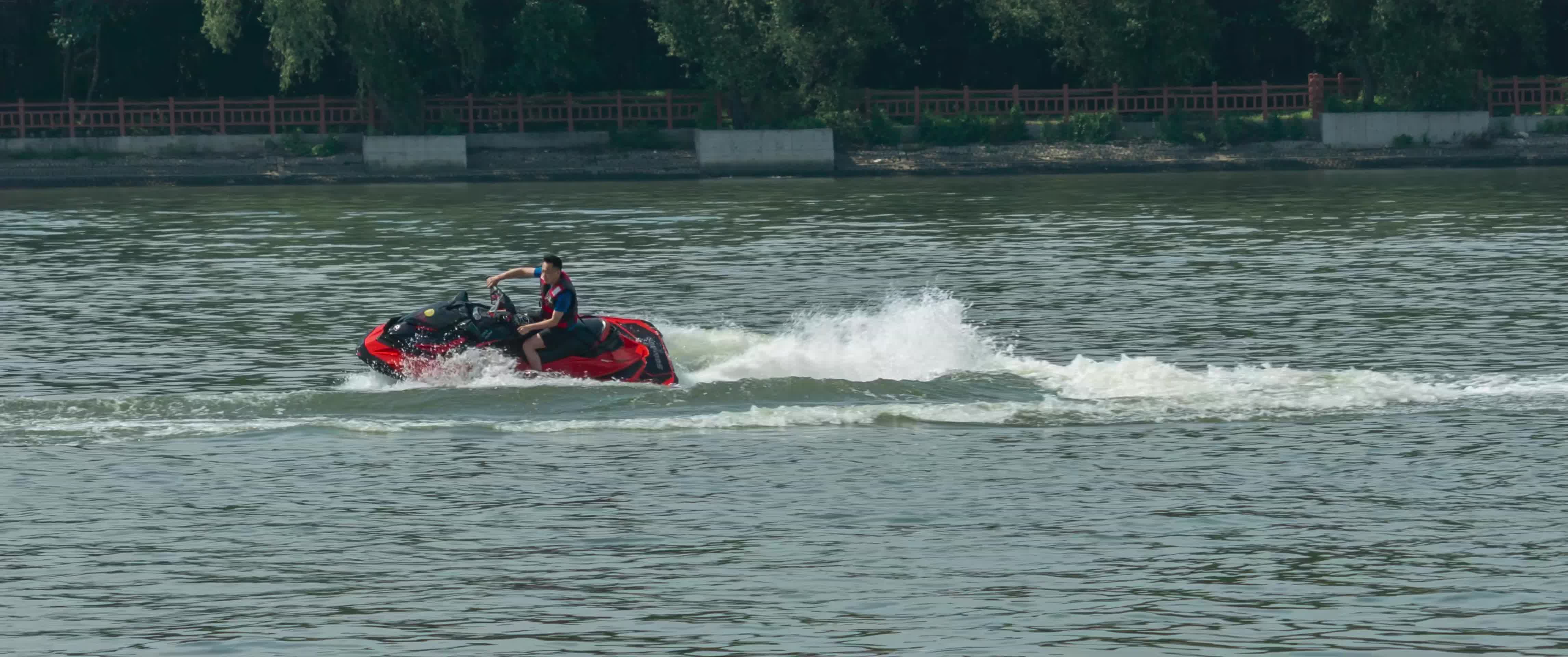 摩托艇浑河运动爱好者视频的预览图