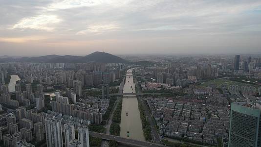 江苏无锡清名桥历史文化街区古运河风景区航拍视频的预览图