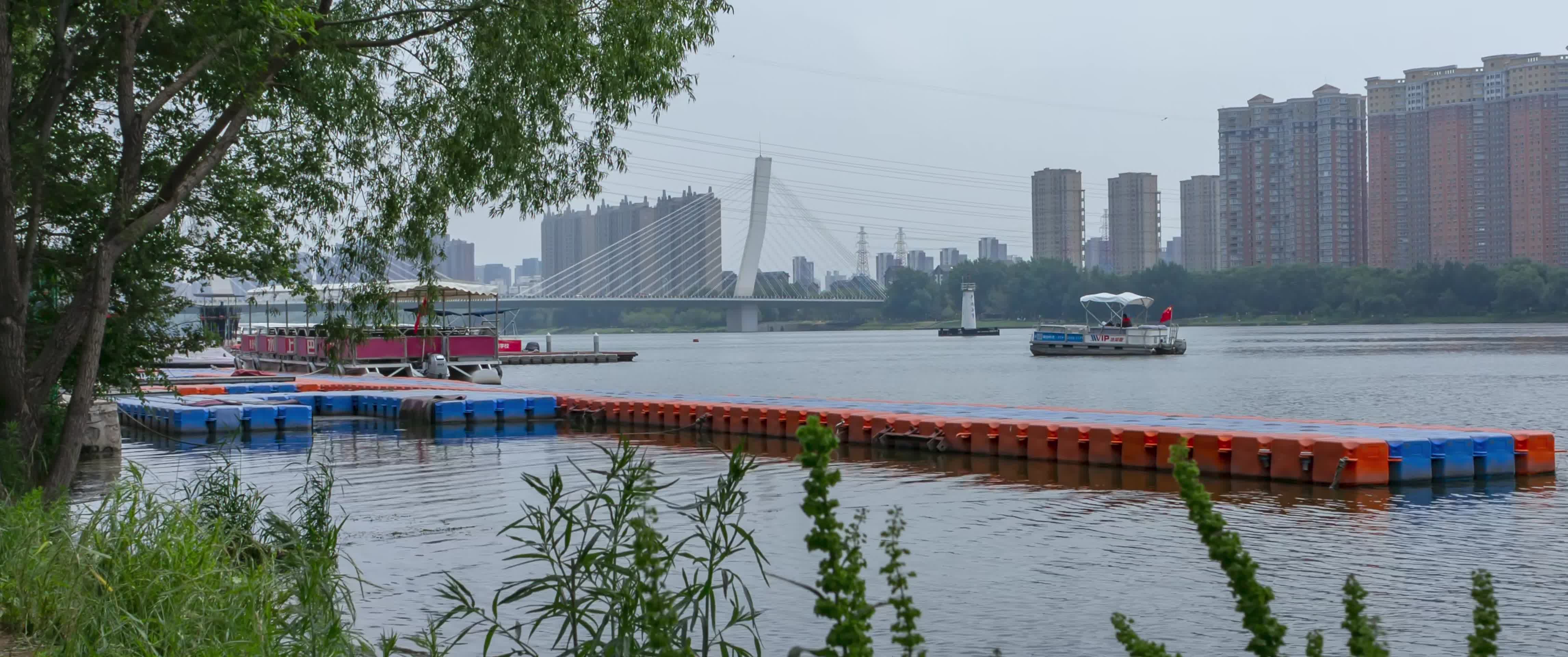 浑河富民桥岸边建筑和码头视频的预览图