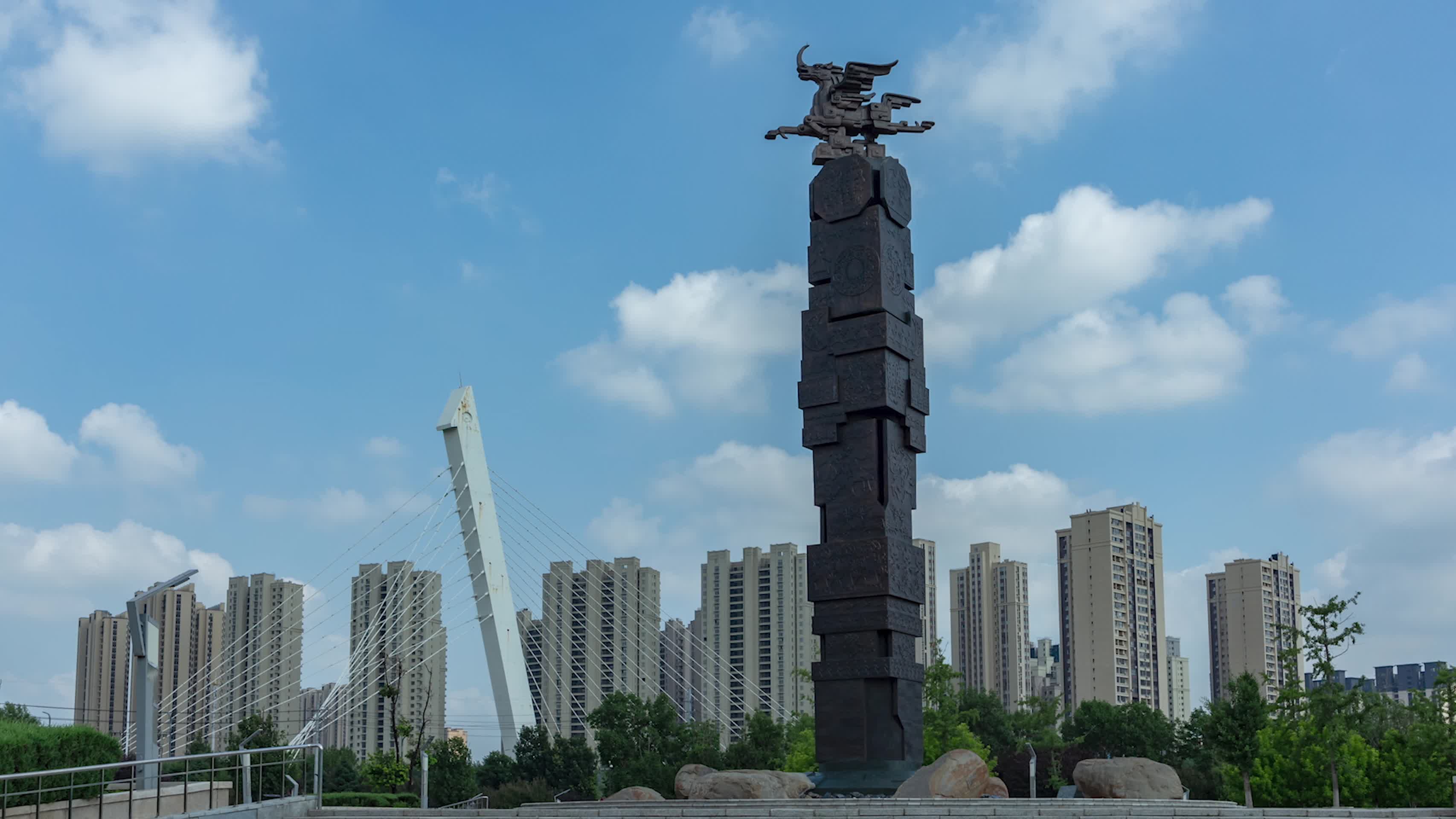 锡伯族文化广场锡伯之魂雕塑图腾柱视频的预览图