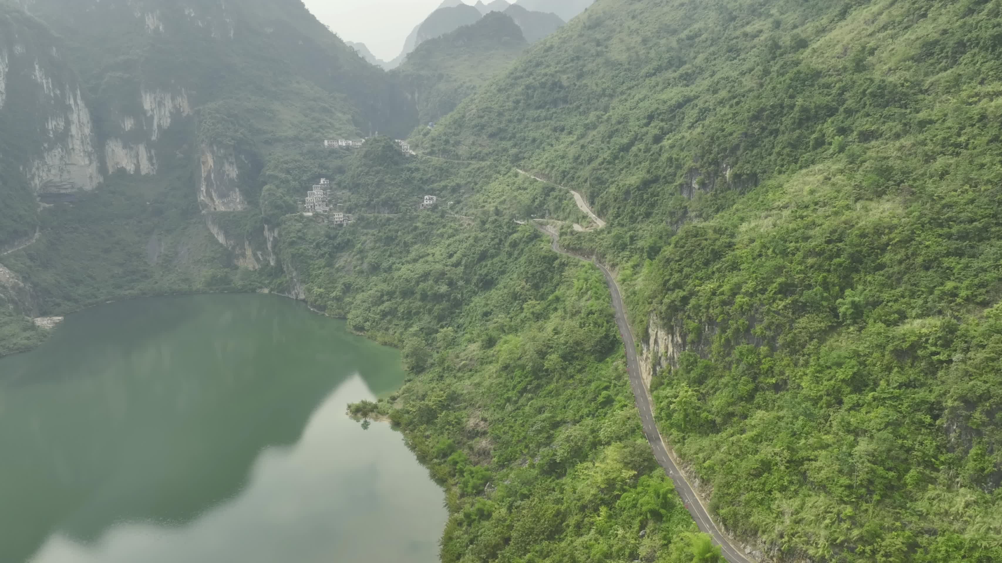 4K航拍凌云群山浩坤湖风光美景视频的预览图