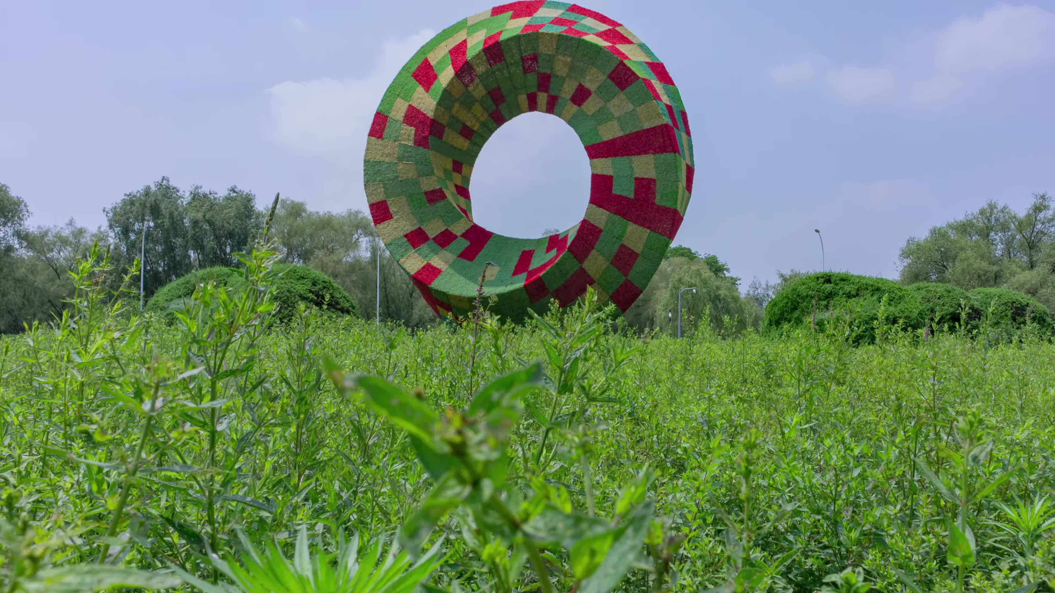 浑河富民桥岸边绿化雕塑莫比斯环视频的预览图