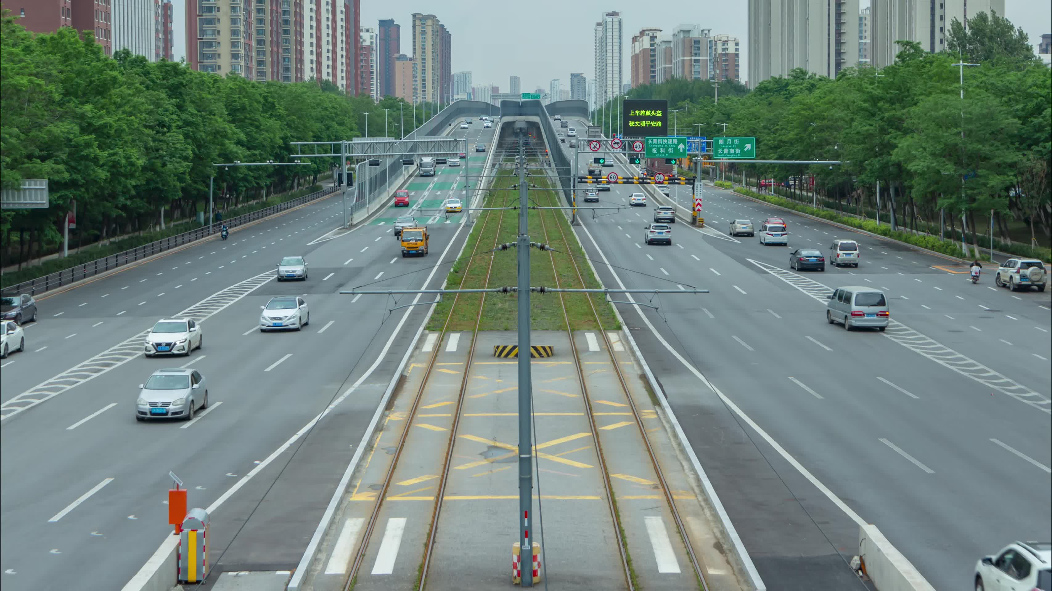 城市交通高架桥隧道轻轨视频的预览图