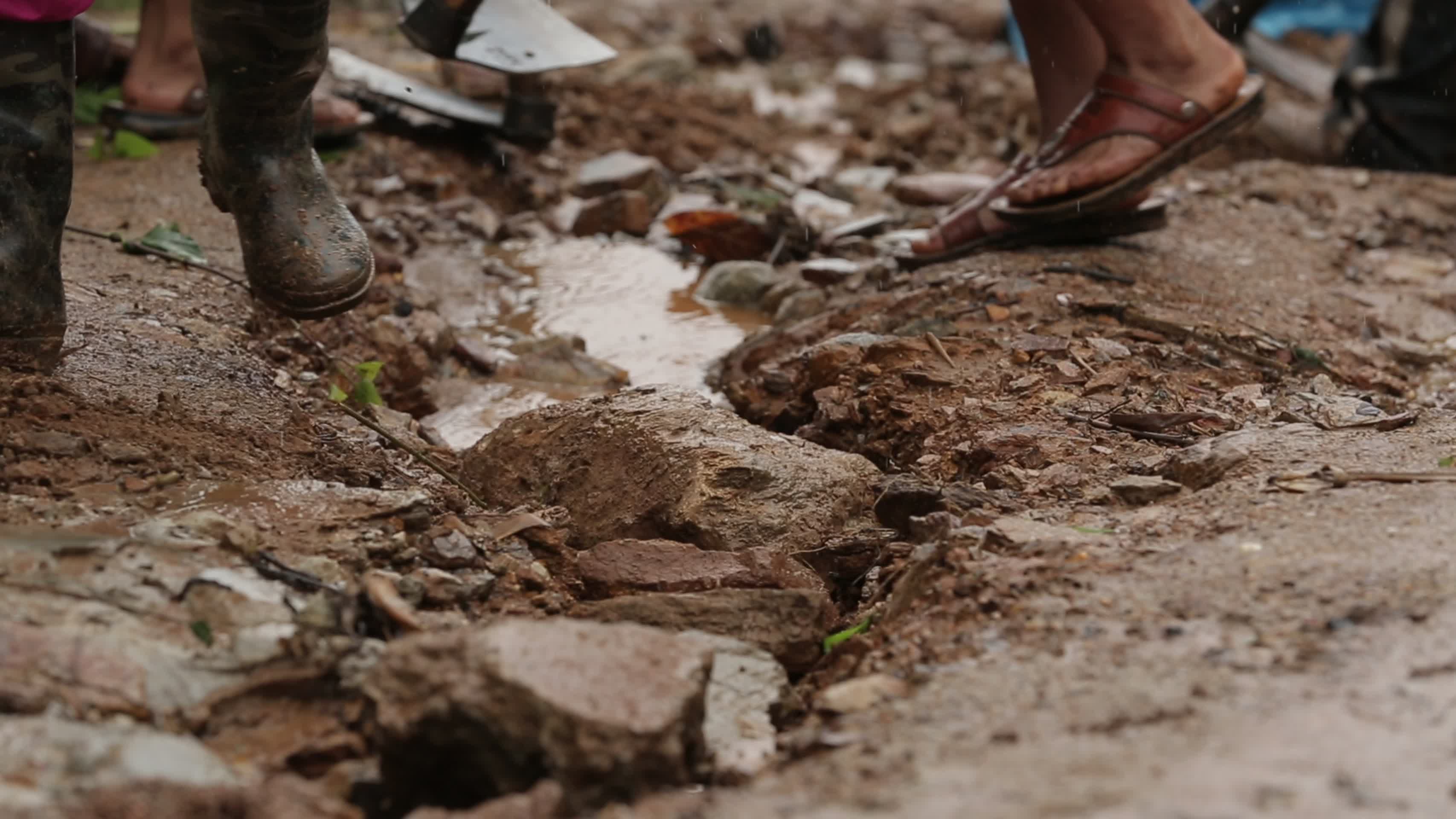 夏季山洪大水冲垮道路村民修路视频的预览图