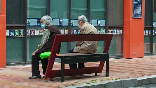 老人夫妻老两口孤独坐在街边视频的预览图