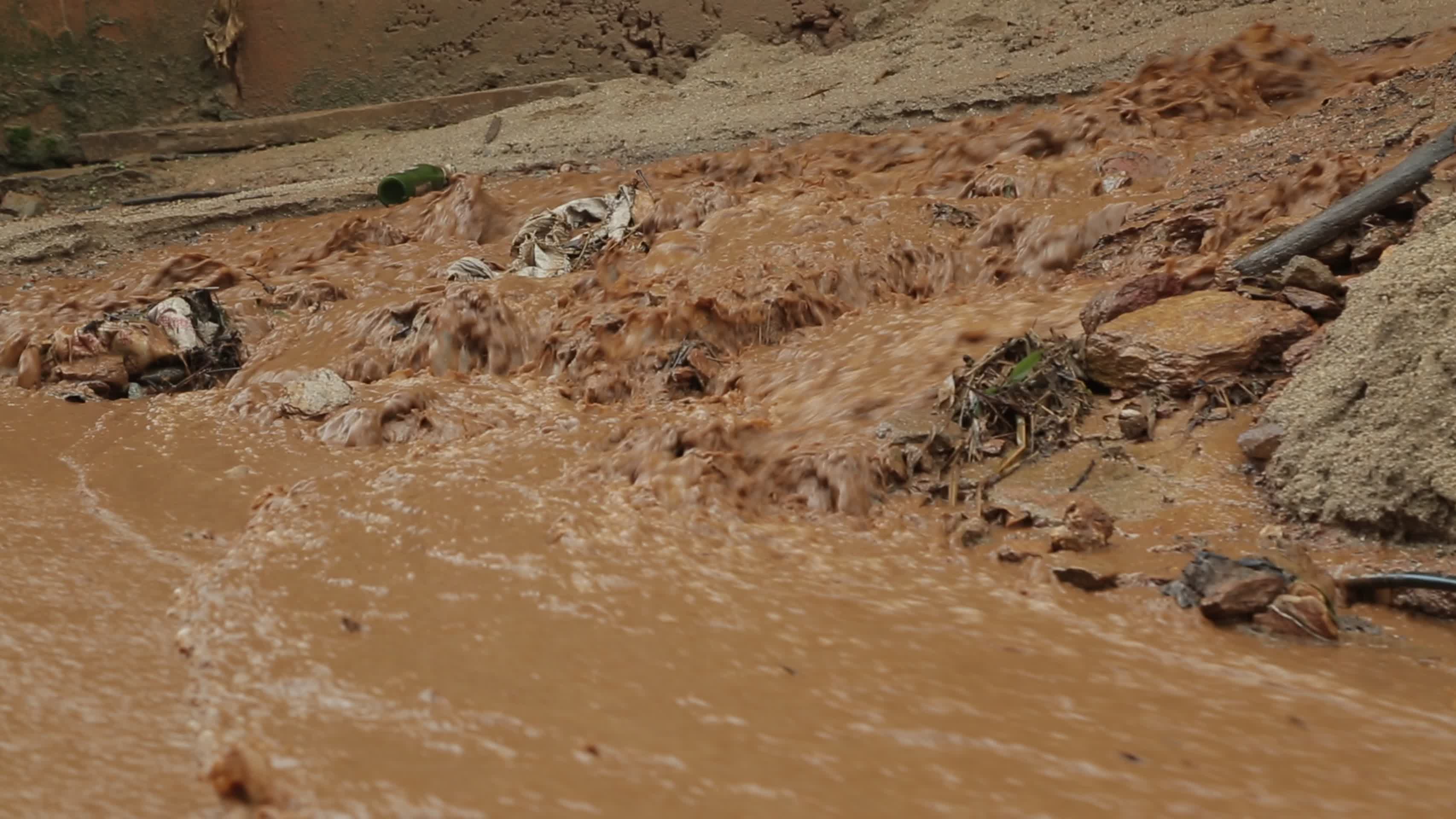山区夏季山洪大水冲垮道路视频的预览图