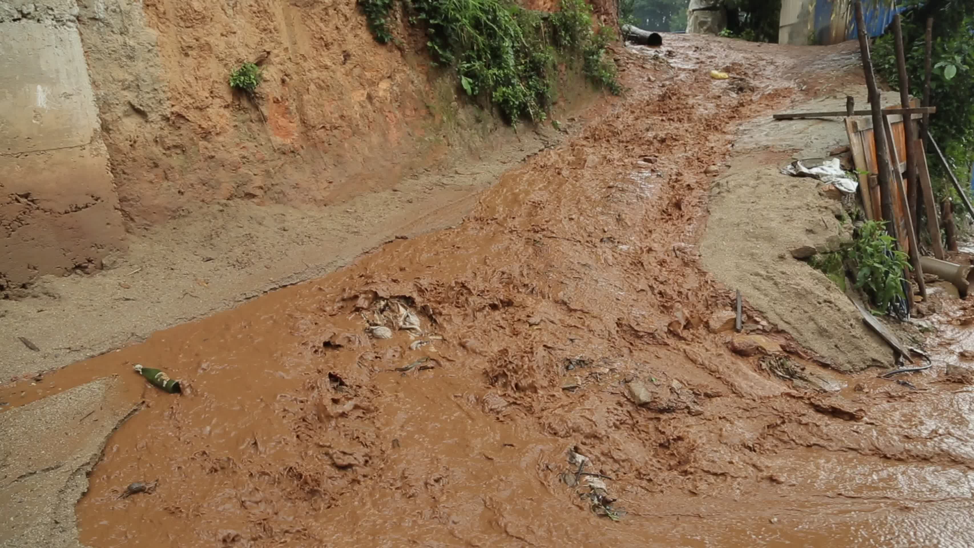 山区夏季山洪大水冲垮道路视频的预览图