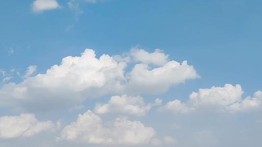 航拍蓝天白云唯美空镜视频的预览图
