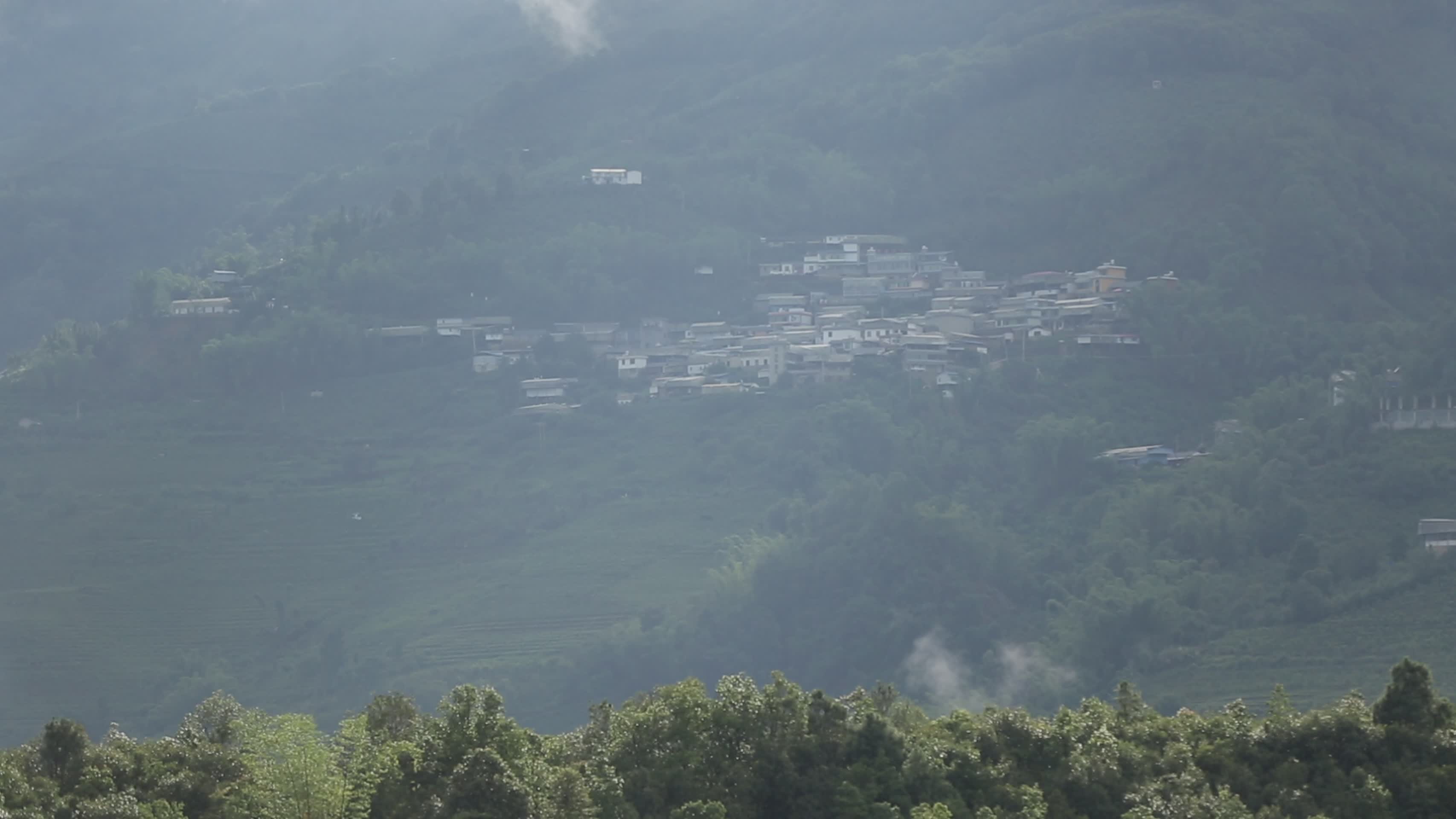 山区乡村乡镇依山傍水自然风景视频的预览图