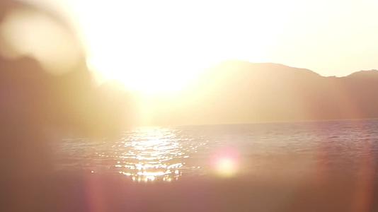 傍晚海边夕阳落日光斑唯美慢镜头视频的预览图