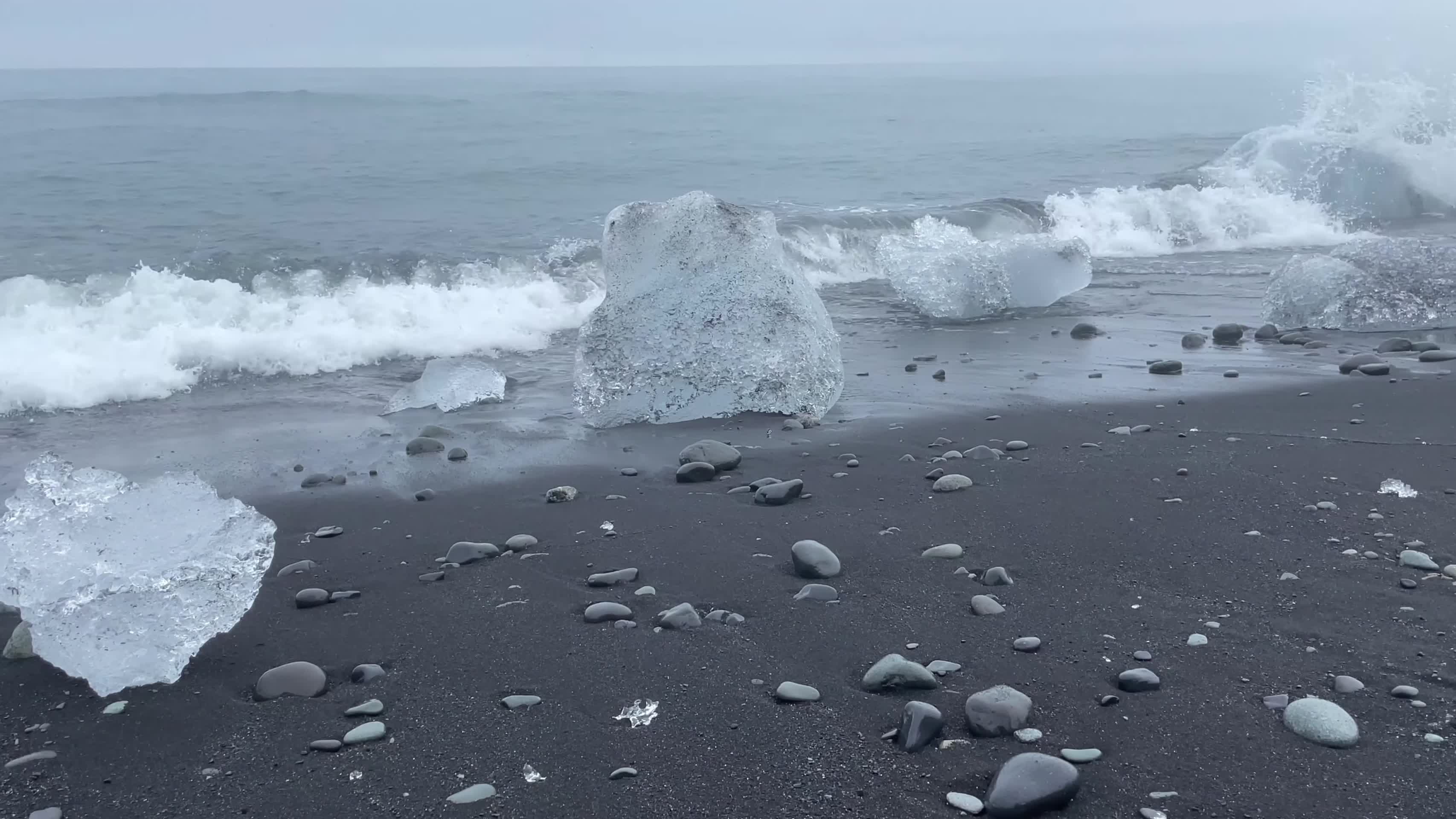 冰岛黑沙滩冬季海浪冰川视频的预览图