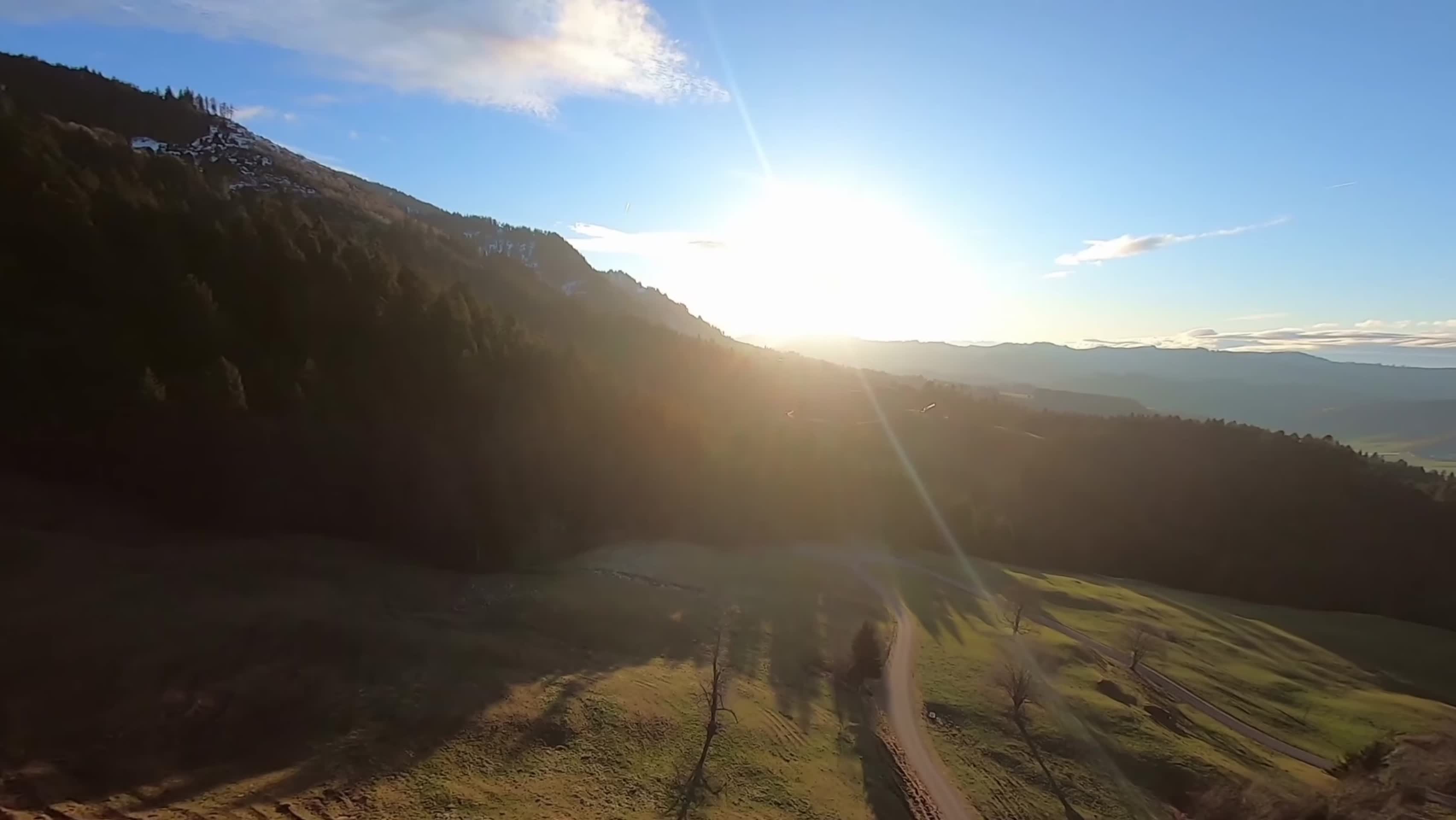 日出森林山脉影视级唯美航拍视频的预览图
