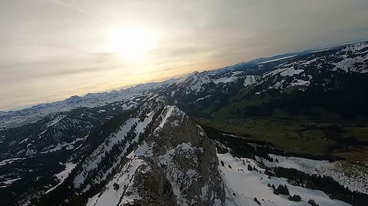 28穿越机无人机飞跃雪山峡谷视频的预览图