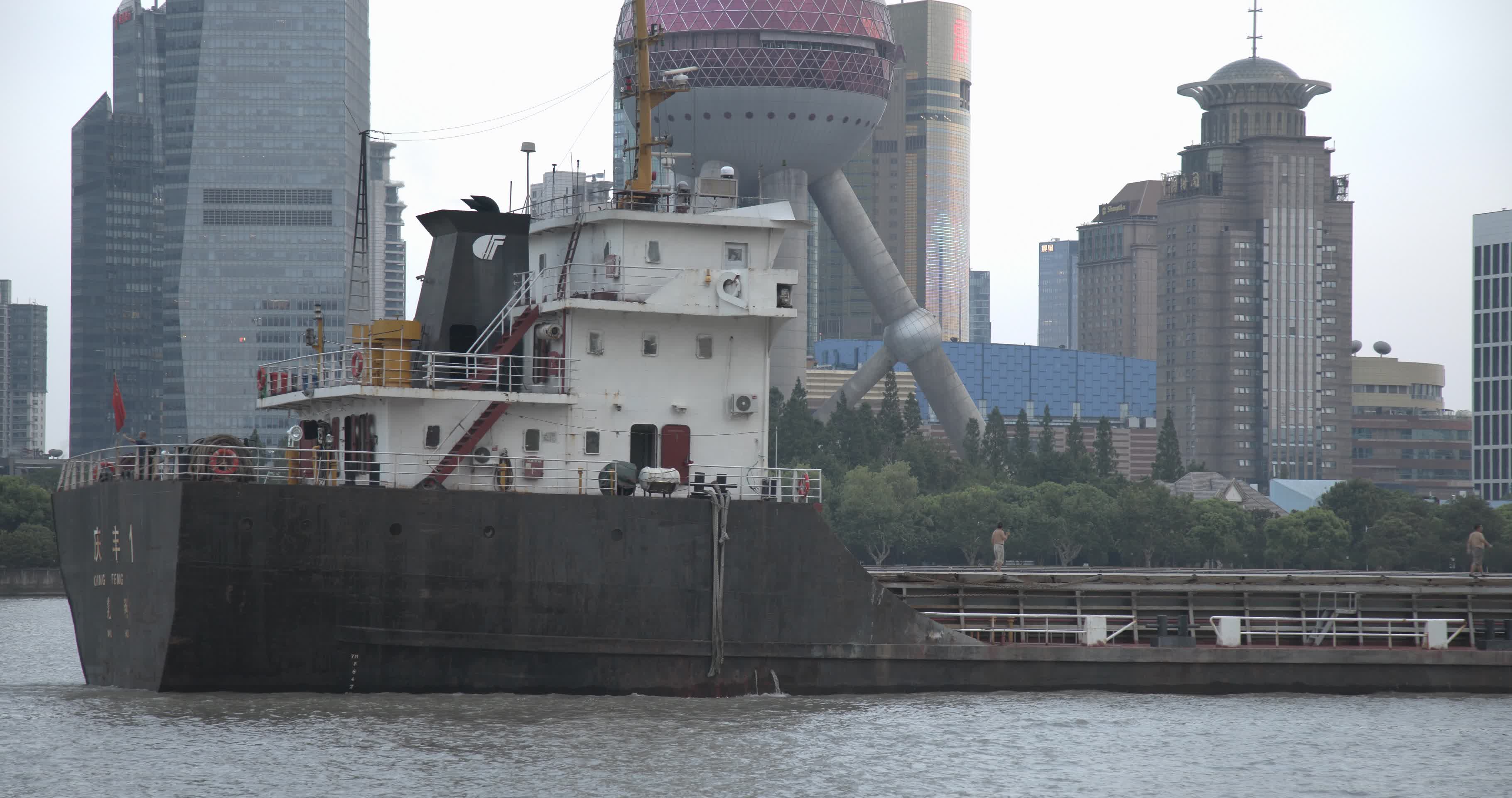 上海外滩黄浦江轮船8K实拍视频的预览图
